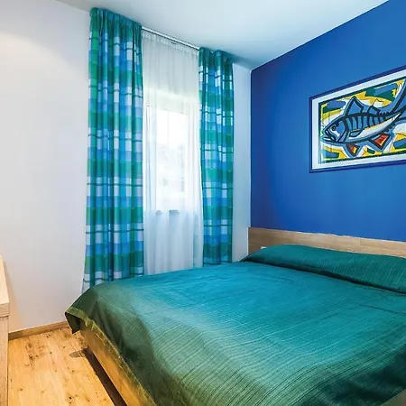 Appartamento Stunning In With Outdoor Swimming Pool, 2 Bedrooms And Wifi