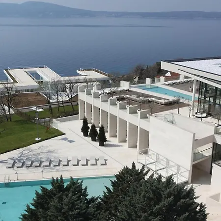 Stunning In With Outdoor Swimming Pool, 2 Bedrooms And Wifi