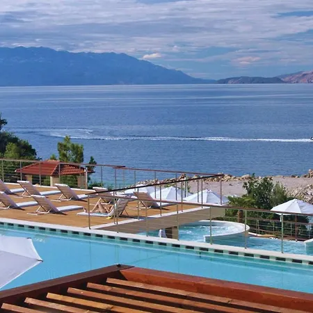 Stunning In With Outdoor Swimming Pool, 2 Bedrooms And Wifi *