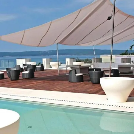 Stunning In With Outdoor Swimming Pool, 2 Bedrooms And Wifi Apartment