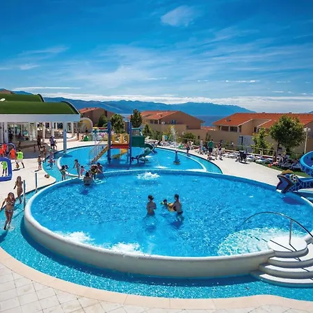 Stunning In With Outdoor Swimming Pool, 2 Bedrooms And Wifi Apartment