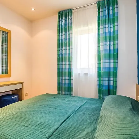 Stunning In With Outdoor Swimming Pool, 2 Bedrooms And Wifi *