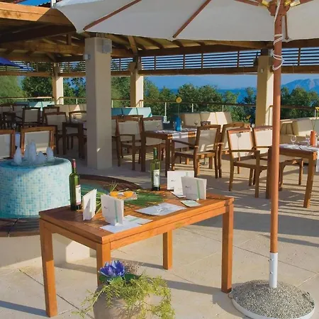 Stunning In With Outdoor Swimming Pool, 2 Bedrooms And Wifi Apartment