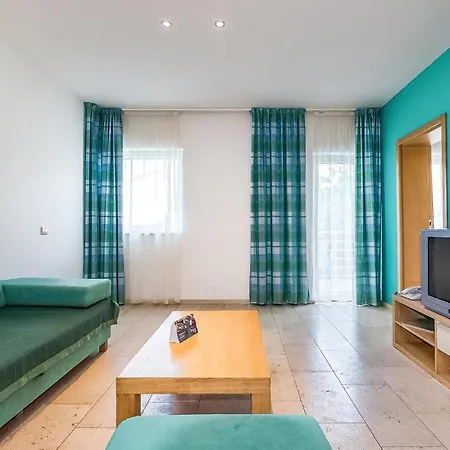 Stunning In With Outdoor Swimming Pool, 2 Bedrooms And Wifi Apartment