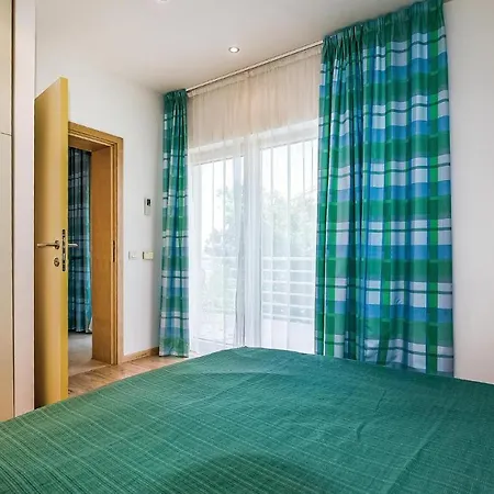 Stunning In With Outdoor Swimming Pool, 2 Bedrooms And Wifi Apartment Novi Vinodolski